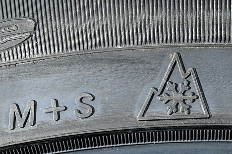 Det er ikke M+S mærket, men vintersymbolet (bjerg med snekrystal), som giver garanti for, at dækket er egnet til europæisk vintervejr.